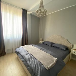 Em03- Apartament 2 Camere Luxury Тыргу-Жиу Exterior photo