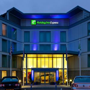 Holiday Inn Express London Stansted Airport, An Ihg Hotel Станстед Маунтфитчет Exterior photo