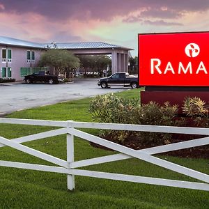 Отель Ramada By Wyndham Luling Exterior photo