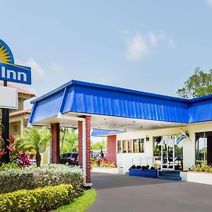 Days Inn By Wyndham Fort Myers Springs Resort Эстеро Exterior photo