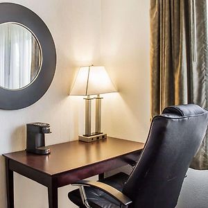 Quality Inn & Suites Стерджен-Бей Exterior photo