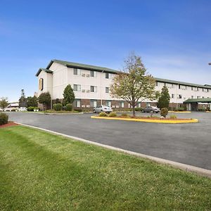 Отель Super 8 By Wyndham Milwaukee Airport Exterior photo