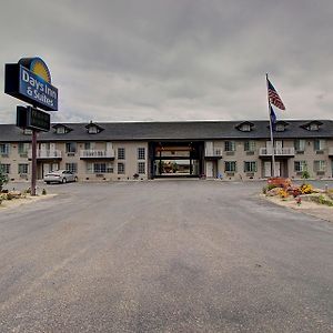 Days Inn & Suites By Wyndham Лоло Exterior photo