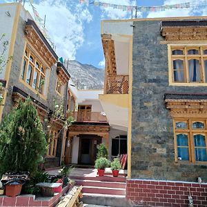 Отель Himalayan Regal House Deskit Exterior photo