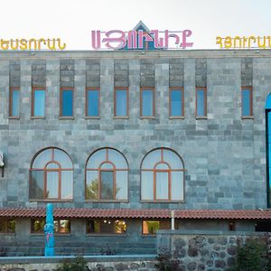 Syuniq Hotel Горис Exterior photo