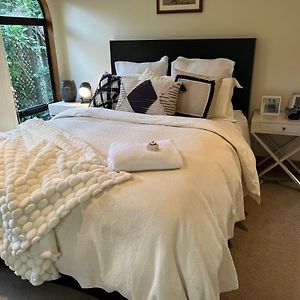 Bed and Breakfast Waitakere Ranges Bed & Breakfast Окленд Exterior photo