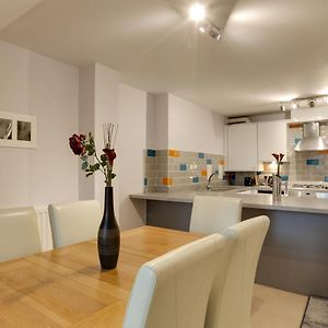 Modern Spacious Apartments Бишопс-Стортфорд Exterior photo