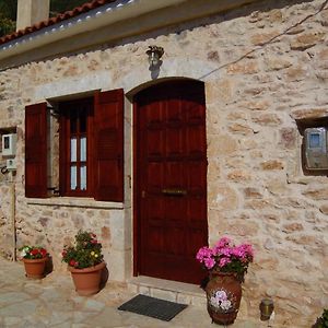 Апартаменты Sponsor Of The E4 Peloponnese Trail Daras Exterior photo