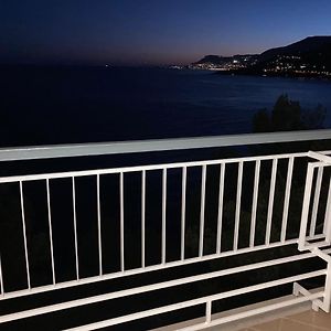 Cliffside Apartment With Stunning Riviera Views Вентимилья Exterior photo
