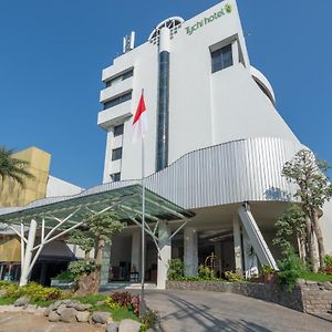 Lux Tychi Hotel Маланг Exterior photo