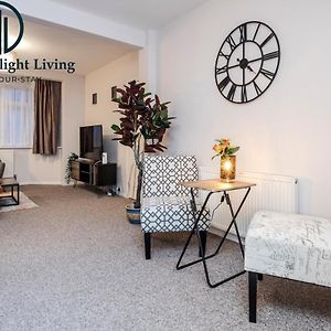 Dwellers Delight Living Ltd Serviced Accommodation Fabulous House 3 Bedroom, Hainault Prime Location ,Greater London With Parking & Wifi, 2 Bathroom, Garden Чигуэлл Exterior photo