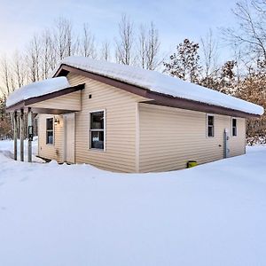 Вилла Wooded Danbury Cabin With Grill And Fire Pit! Exterior photo