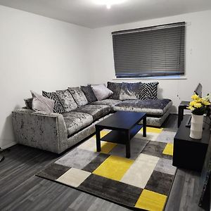 1 Bedroom Service Apartment With Netflix Уэст-Таррок Exterior photo