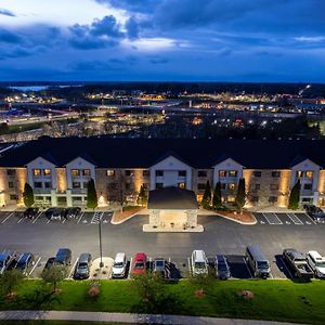 Отель La Quinta By Wyndham Milwaukee Delafield Exterior photo