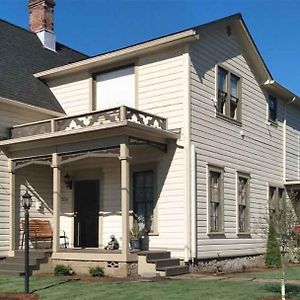 Отель Historical John Rast House Circa 1875 Роузберг Exterior photo