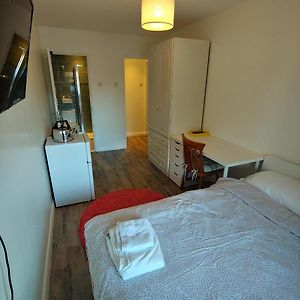 Ensuite Master Bedroom, Private Bathroom, Inside Family Home, Walking Distance To Harry Potter Studios Уотфорд Exterior photo