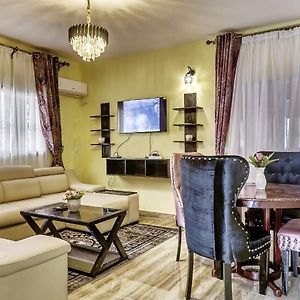 Astonishing Bedroom Appartment- On The Main Road - Free Parking In The Gate. Дуала Exterior photo