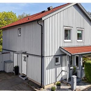 Вилла Modern And Luxurious House -13 Min By Train From Gothenburg Surte Exterior photo