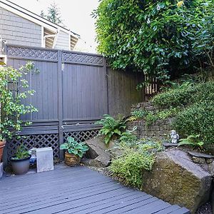 Sunlit Contemporary Bellevue Home W A Lush Garden Exterior photo