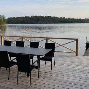 Вилла Waterfront House With Jacuzzi & Jetty In Стокгольм Exterior photo