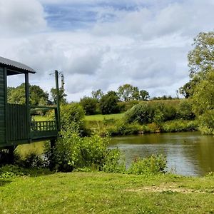 Вилла Charming Tranquil Shepherds Hut With Lakeside Balcony 'Roach' Укфилд Exterior photo