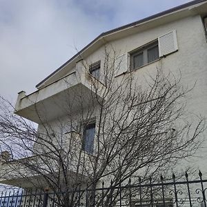 Вилла Beautiful 1-Bed House In Корча Exterior photo