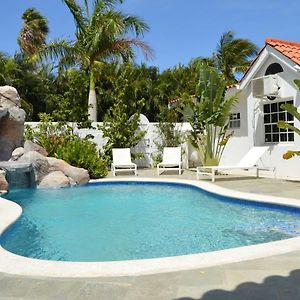 Luxury Villa With Private Pool Near Mambo And Cabana Beach Виллемстад Exterior photo
