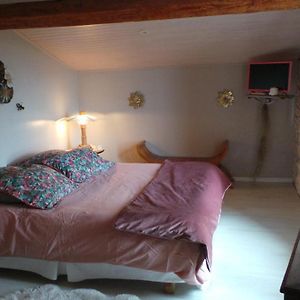 Bed and Breakfast Chambre D'Hotes Le Paon Blanc Monprimblanc Exterior photo