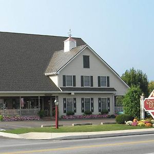 Country Living Inn Ланкастер Exterior photo