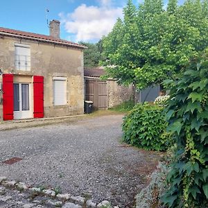 Апартаменты Gite Chez Lea Saint-Seurin-de-Cadourne Exterior photo