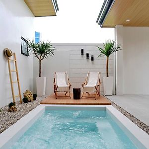Bali-Inspired Villa With Dipping Pool By Pallet Homes Илоило Exterior photo