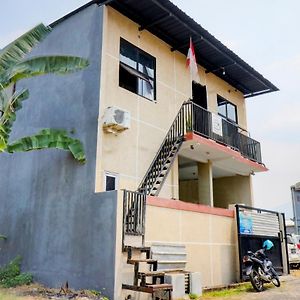 Отель Oyo Life 92922 Kost Bu Mala 1 Syariah Пасуруан Exterior photo