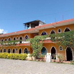 Hotel Y Restaurante Tzutujil Сан-Лукас-Толиман Exterior photo