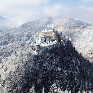 Апартаменты Haus Biechl Mit Blick Auf Die Burg Hohenwerfen Пфаррверфен Exterior photo