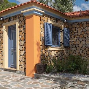 Traditional Stone House By The Sea. Petriai Exterior photo