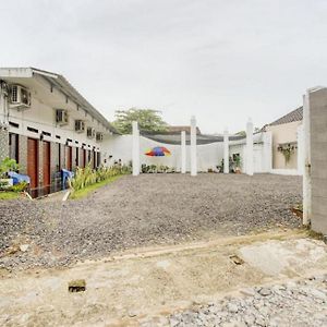 Oemah Ratu Hostel Syariah Redpartner Бандар-Лампунг Exterior photo