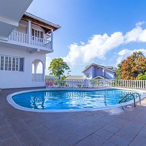 Villa Between Montego Bay & Ochi Rios With Cook Дискавери-Бэй Exterior photo