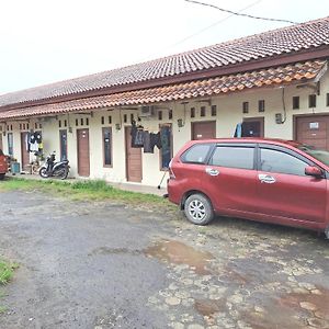 Отель Oyo Life 93590 Penginapan Palapa 10 Syariah Бандар-Лампунг Exterior photo