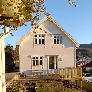 Вилла Charming House In Ulsteinvik With Free Parking Exterior photo