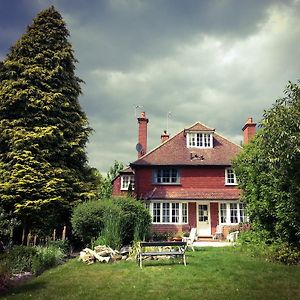 Rosemead Guest House Claygate Exterior photo