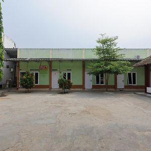 Отель Reddoorz Syariah Near Institut Darmajaya Lampung Бандар-Лампунг Exterior photo