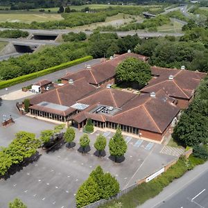 Отель Doubletree By Hilton Newbury North Exterior photo