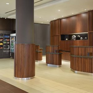 Отель Courtyard By Marriott Calgary Airport Exterior photo