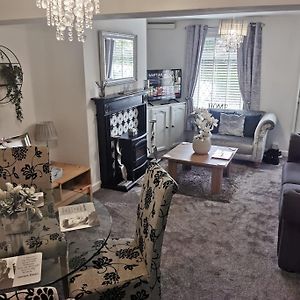 Вилла Stunning 2-Bed House In Macclesfield Cheshire Exterior photo