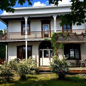 Вилла The Historic Post Office Le Bureau De Poste Saint-Remi-d'Amherst Exterior photo