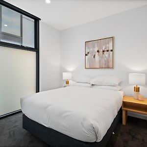 Modern Apartment On Burgundy Precinct & Parklands Мельбурн Exterior photo