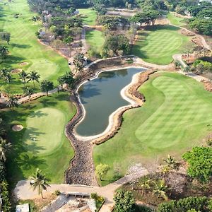 Saffronstays Niranta- 4-Bdr Villa On Golf Course Near Бангалор Exterior photo