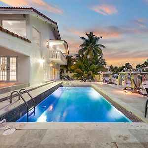 Villa Sola - Waterfront Elegant W/ Lush Greenery And Charm Норт-Майами-Бич Exterior photo