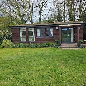 Вилла Remarkable 1-Bed Cabin In Dunmow Грейт-Данмоу Exterior photo