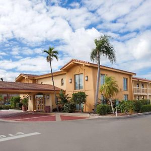 Отель Baymont By Wyndham Fort Myers Central Exterior photo